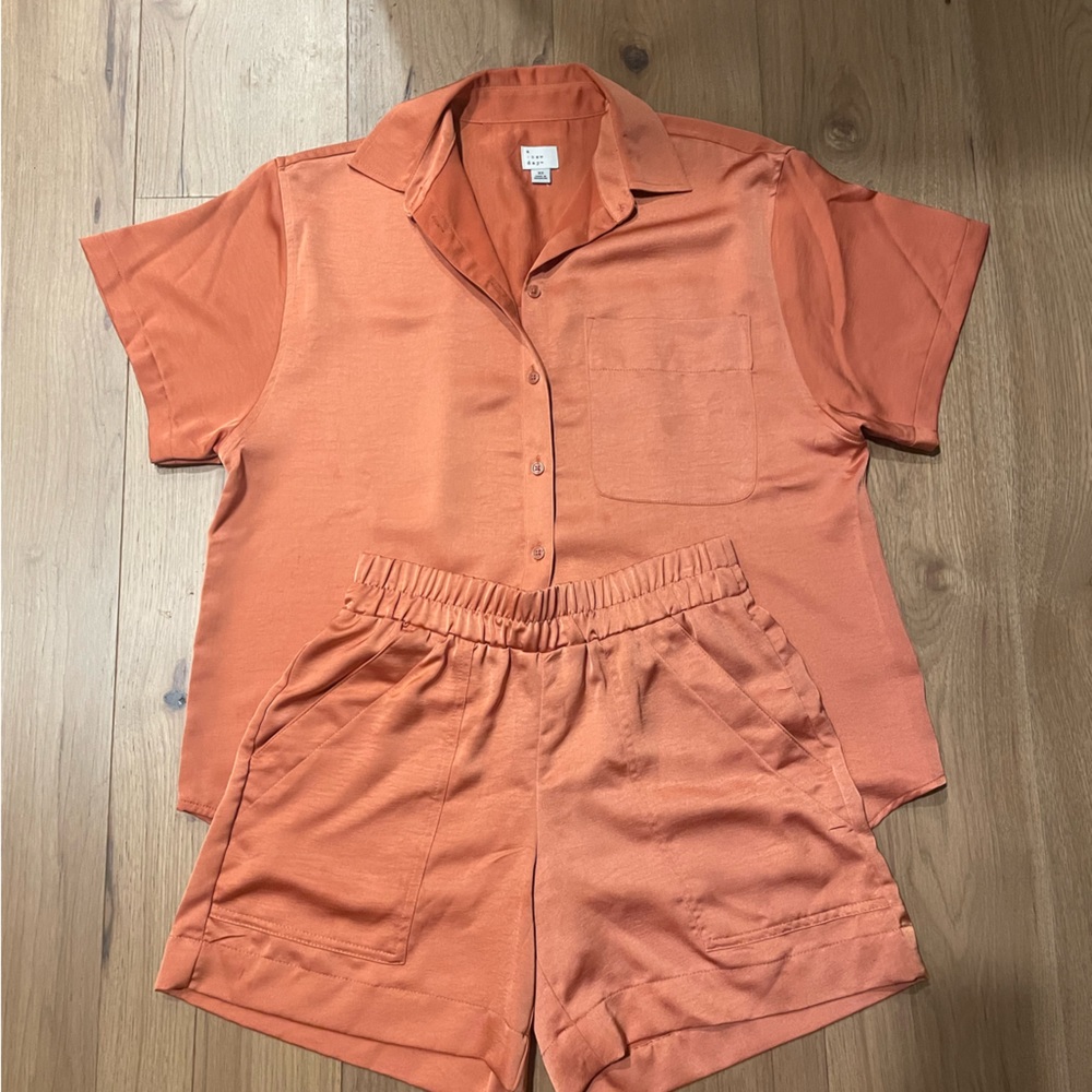 NEVER WORN- ORANGE SILK TOP. SIZE XS.